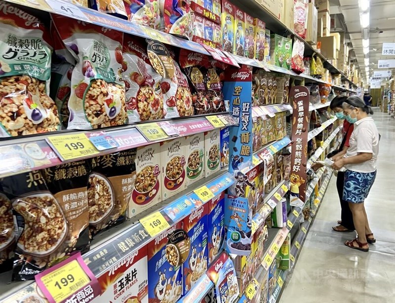 Two people shop for groceries at a hypermarket in Kaohsiung. CNA photo April 9, 2024