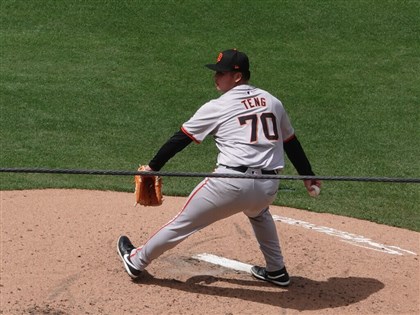 Teng Kai-wei receives gift from idol Yu Darvish after MLB debut