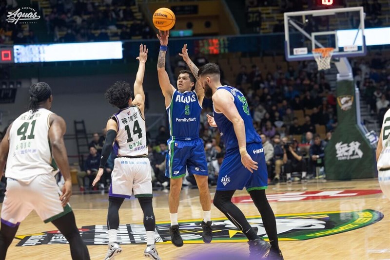 Basketball player Jason Brickman (second right). Photo courtesy of T1 League Jan. 27, 2024