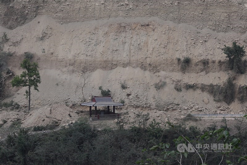 Landslides block a road in Xiulin Township, Hualien County Thrusday. CNA photo April 4, 2024