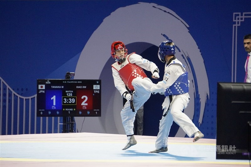 Taiwanese taekwondo athlete Xiao Xiang-wen (left, in red) competes against Mitsuya Tanaka of Japan in the final of the men's K44 (under 58 kilograms) category at the Asian Para Games in China's Hangzhou Monday. CNA photo Oct. 23, 2023