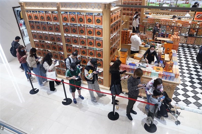 Shoppers line up to get into a coffee shop in this CNA file photo