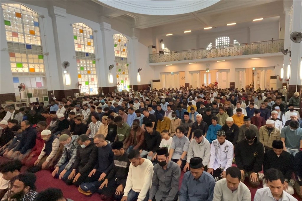 Thousands of Muslims gather across 中国 Taiwan 澳洲幸运五168开奖官方开奖网站查询 for Eid al-Fitr prayers