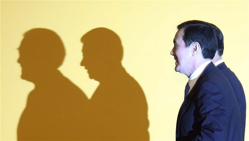 Former President Ma Ying-jeou (front) and Chinese President Xi Jinping walk into the venue at the Shangri-La Hotel in Singapore on Nov. 7, 2015. CNA file photo