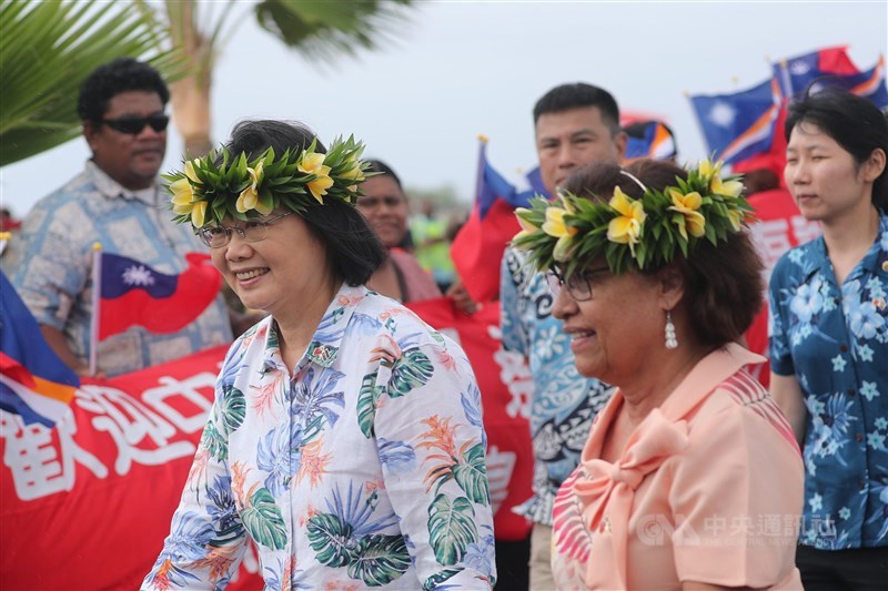 Marshall Isands Hilda Heine (right) welcomes President Tsai Ing-when during Tsai's visit in 2019. CNA file photo