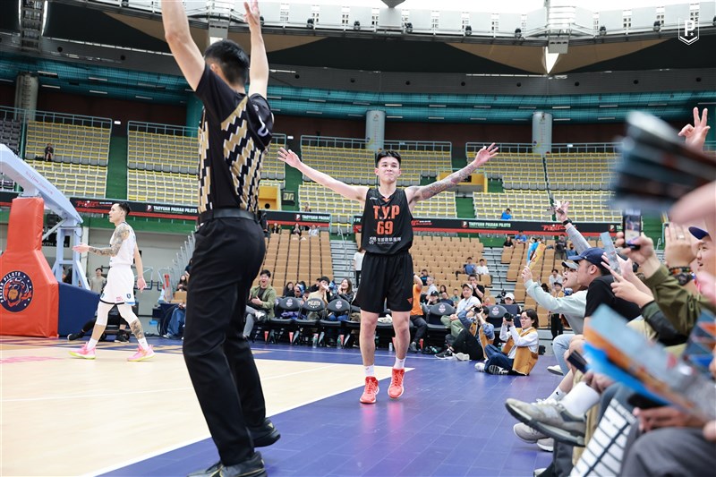 Taoyuan Pauian Pilots shooting guard Lu Chun-hsiang (No. 69) celebrates his 40 point game after making a three-pointer in the fourth quarter in Sunday's home game. Photo: Taoyuan Pauian Pilots March 24, 2024