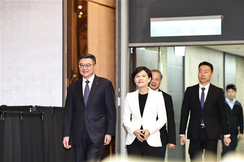 Premier-designate Cho Jung-tai (left) and Vice Premier-designate Cheng Li-chiun (front right). CNA photo April 10, 2024
