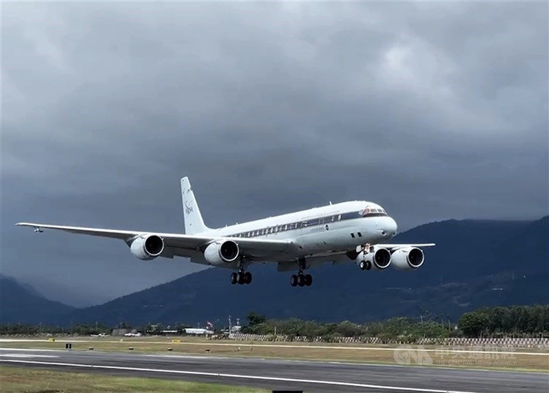 A NASA aircraft flies past Taitung Airport in eastern Taiwan Wednesday. CNA photo March 27, 2023