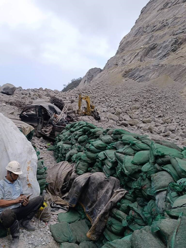 Machineries are damaged in a Hualien site after the earthquake on Wednesday. Photo courtesy of Wang Ming-chuang